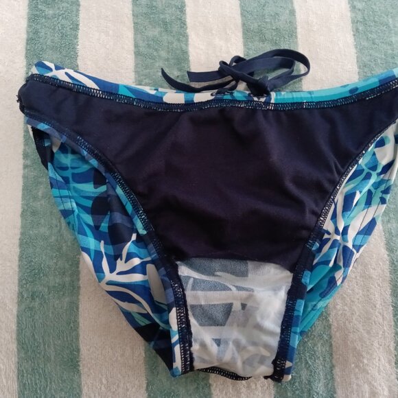 SPEEDO SWIM BRIEF, SIZE 30", BLUE LEAF PATTERN - (*) Pre-owned - Picture 6 of 8